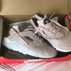 nike huarache blush pink